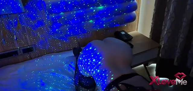 MaskedWoman ifşa Kerane gibi ortamda kalça sergiledi — Masked Woman