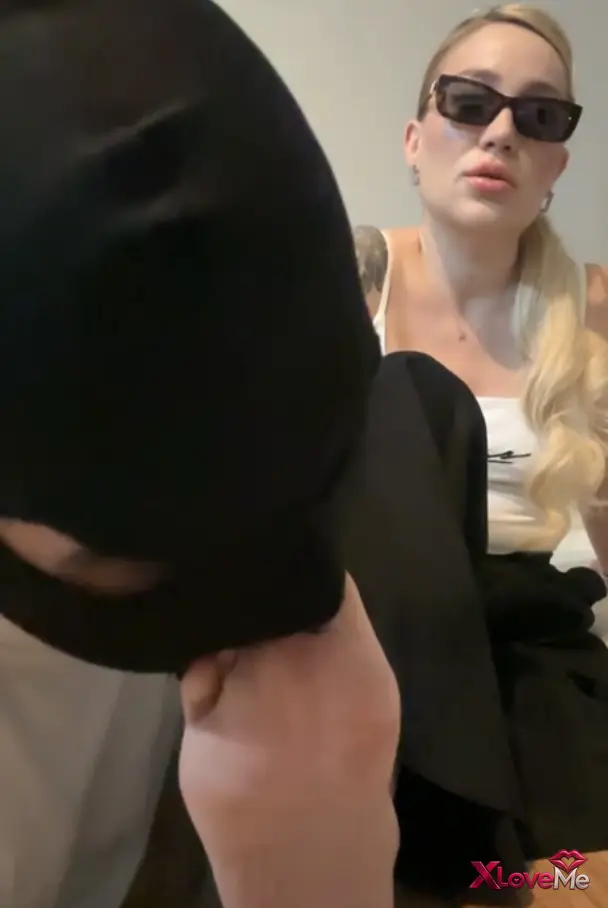 Mistress Merve ifşa Kölesi ayak parmaklarına muamele yaptı — Mistress Merve