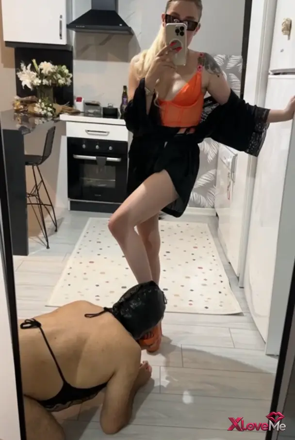 Mistress Merve ifşa Kölesinin sırtına bindi — Mistress Merve