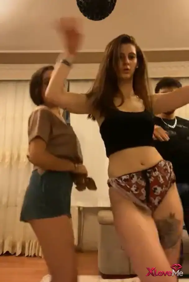 Reklamsız Porno — Nazlıcan ifşa 2 erkek 2 kız evde yayın açtılar