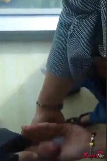 Tesettürlü — Ofiste Türbanlı temizlikçiyi sikip avucuna boşaldı
