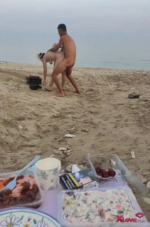 Mature Porno — Plajda Seks Olgunlar sikişirken arkadaşları videoya çekti