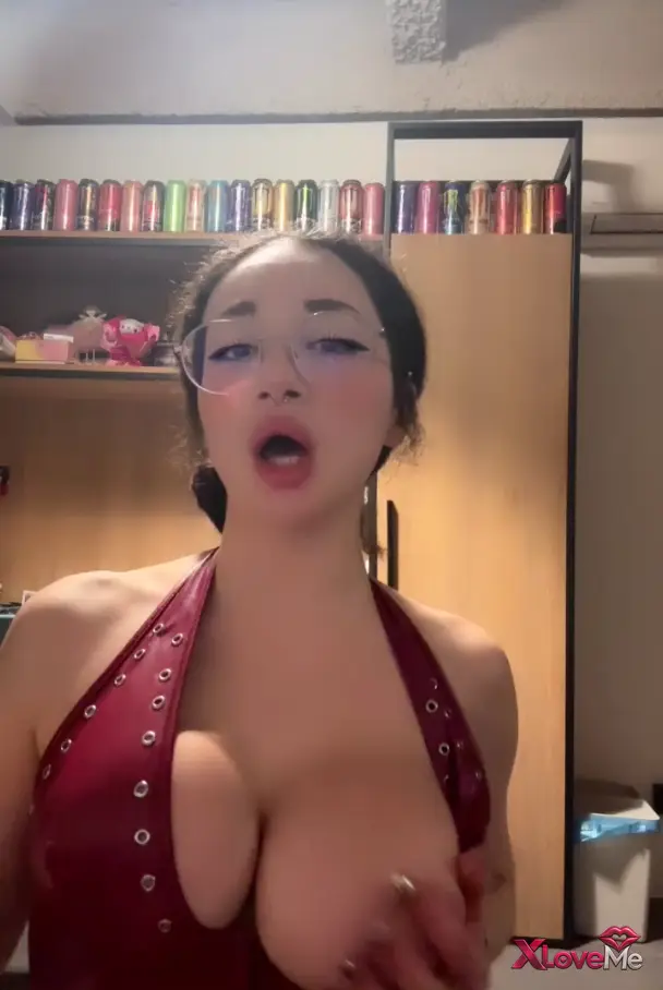 Tango Ayla ifşa Kıvırcık kız büyük memelerini avuçladı — Tango Ayla
