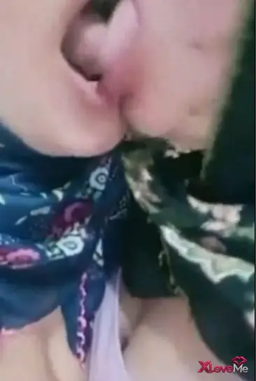 Lezbiyen Porno — Türbanlı Lezbiyenler ifşa Canlı yayında tülbentli öpüşme izle