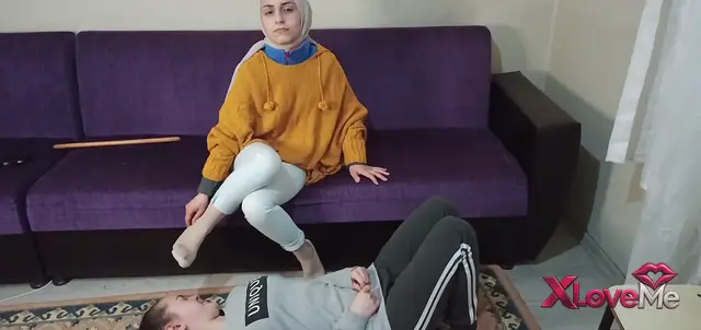 Masaj Porno — Türbanlı Mistress köle kıza neler yaptı neler — Keyifhane
