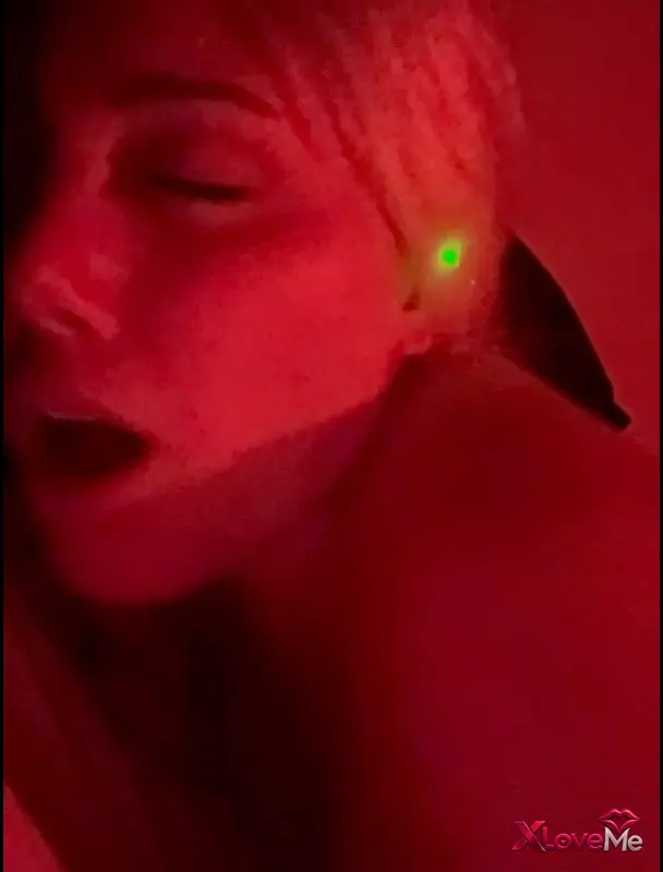 Türk Porno — Türk Escort Alisya loş odada sikilirken kamerayı açtı