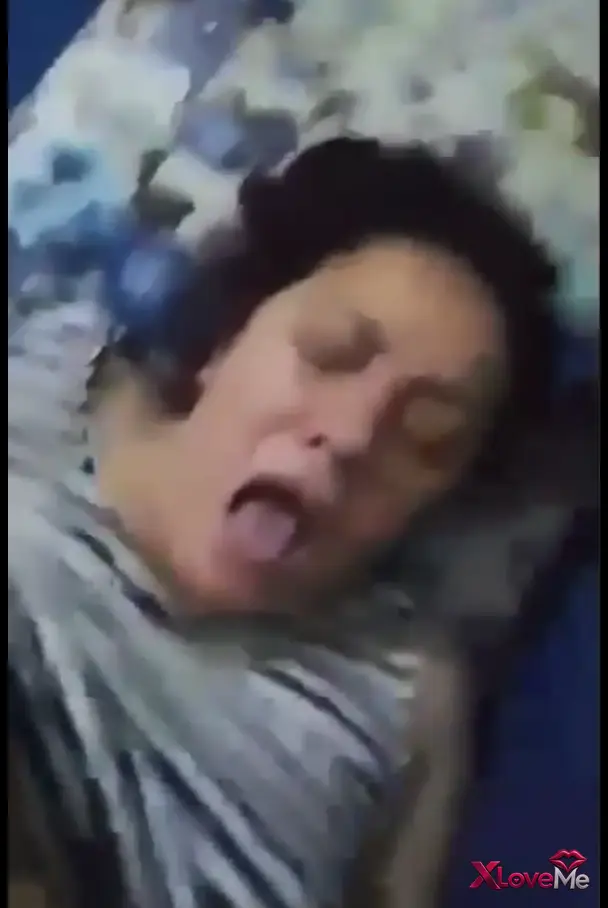 Zorla Sex — Yaşlı kadının güzel amını bağırtarak sikişini bedava izle