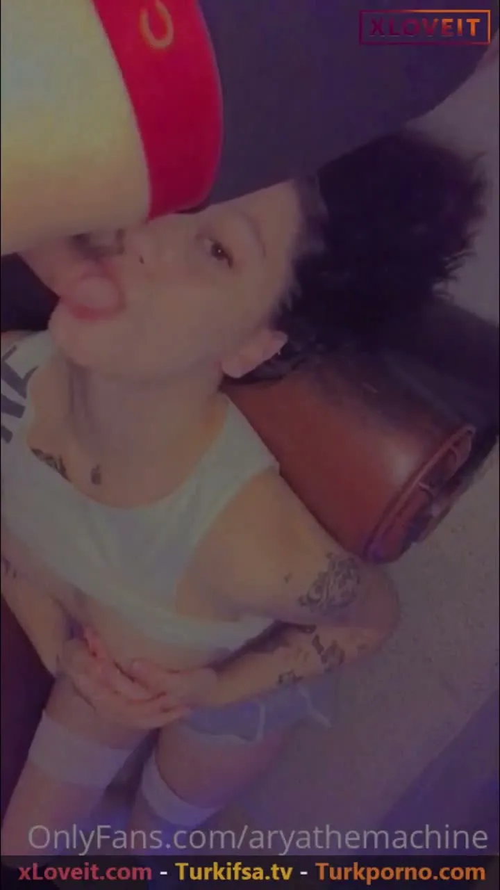 Arya koltuğa oturtulup ağzına saplandı — AryaTheMachine — Amatör Porno