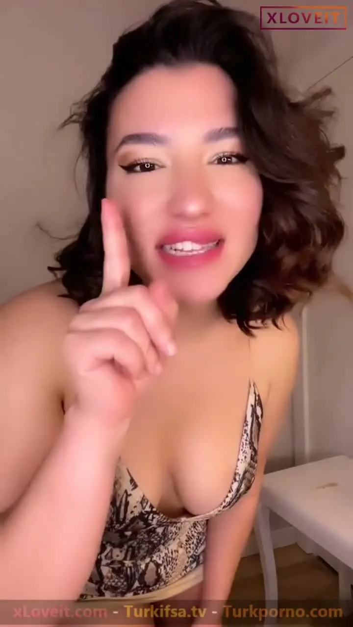 Burcu Yıldız ifşa Leopar desenli elbisesiyle show — Burcu Yıldız — Canlı Yayınlar