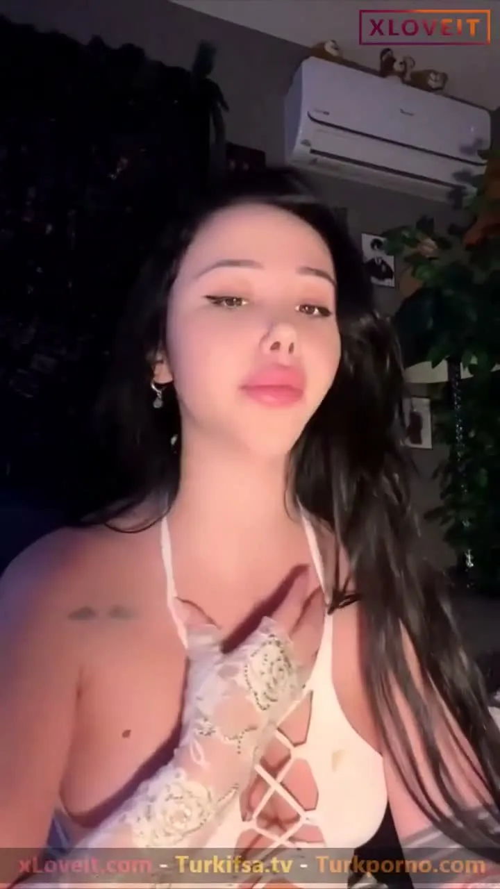 Cansu Bade Taş ifşa Mini elbisesiyle canlı yayında — Cansu Bade Taş — Canlı Yayınlar
