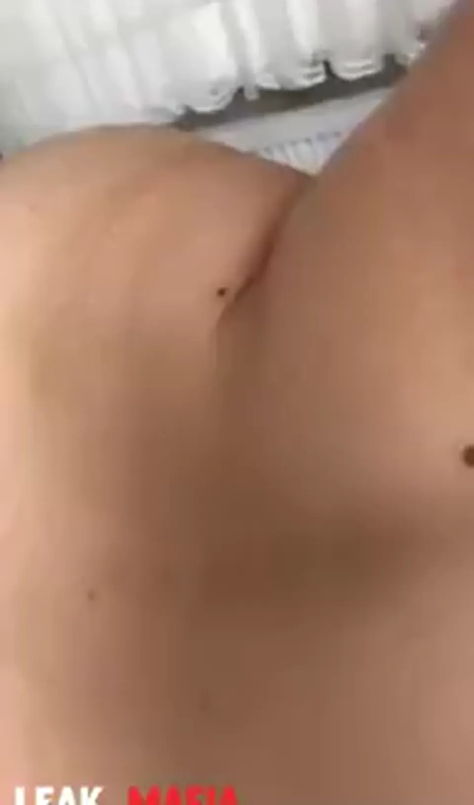 Çocuğu ağlarken dostuna sakso çekip sikişti — Amatör Porno