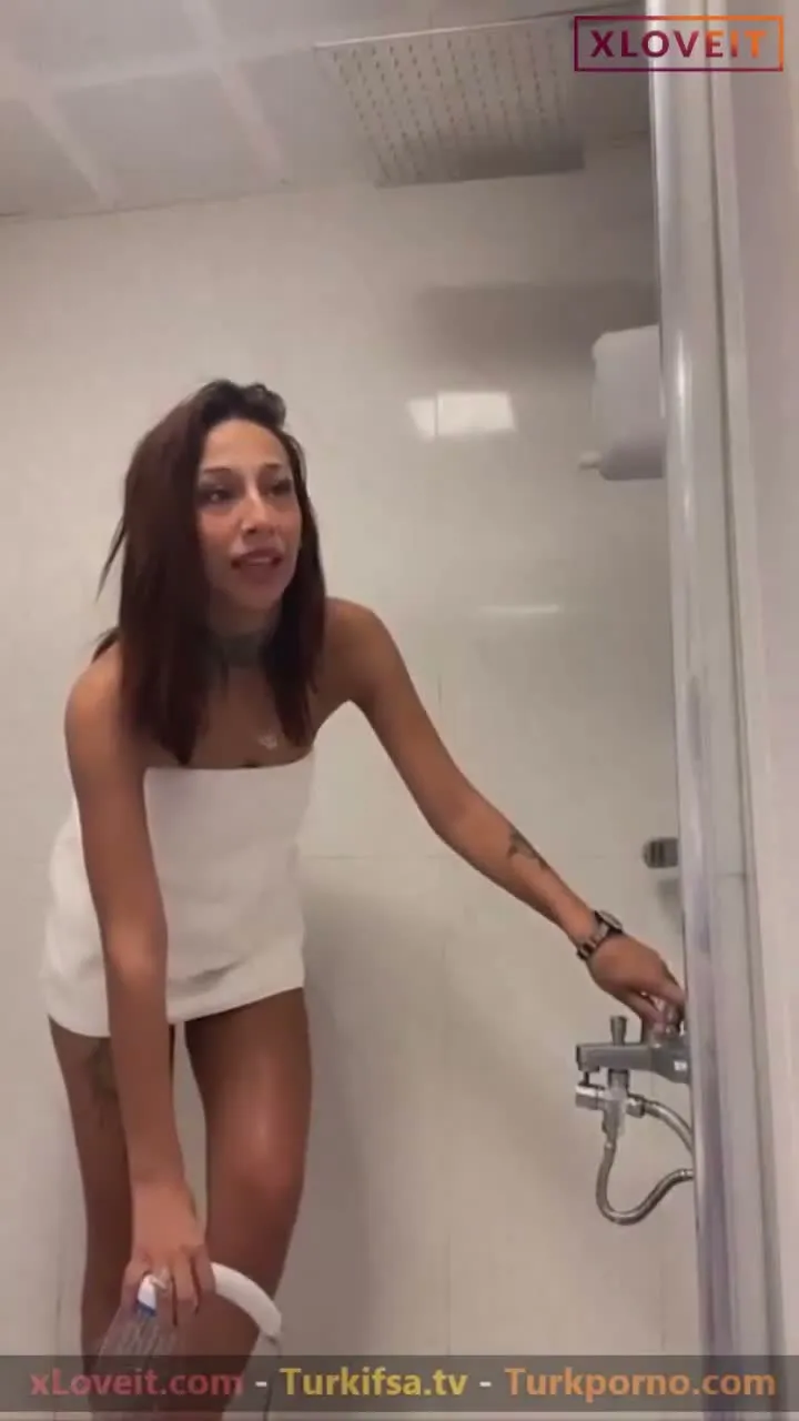 Gizem Aksu ifşa Genç kız havluyla kalça show yaptı — Gizem Aksu — Canlı Yayınlar