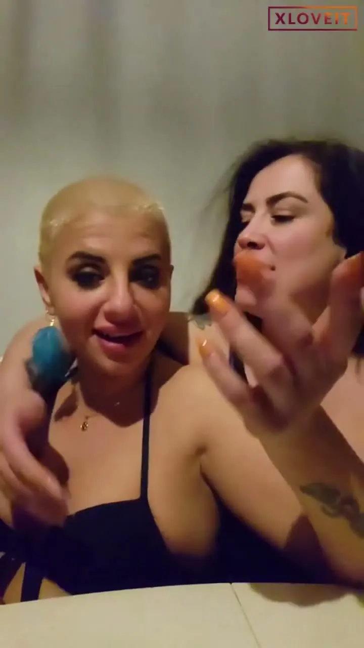 Lily w ifşa Sarı kısa saçlı Lezbiyen arkadaşıyla — Tango Lily W — Canlı Yayınlar