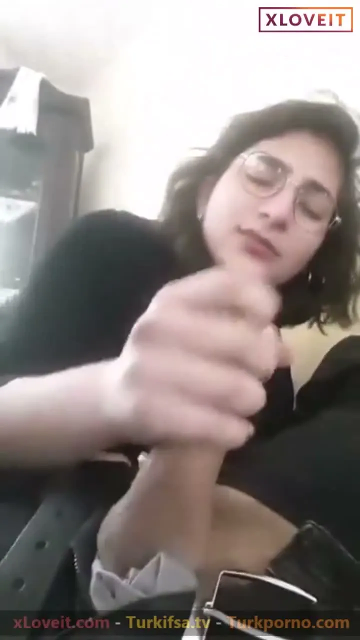 Öğrenci Porno Genç gözlüklü kız sakso çekip sıvazladı — Öğrenci — Amatör Porno