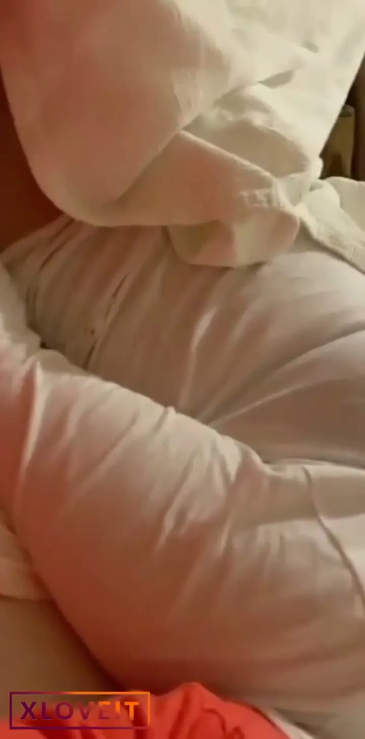 Sızmış manitasının yanında arkadaşına sakso çekti — Amatör Porno