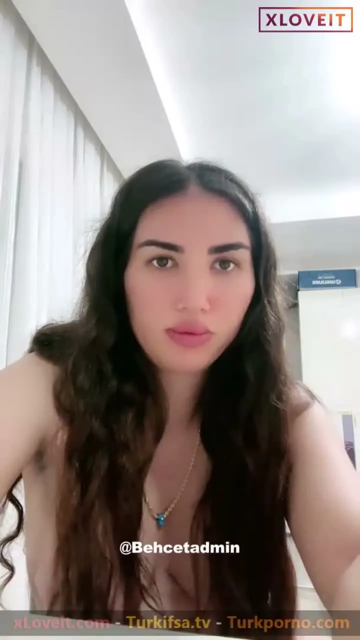 Tango Ays ifşa Memelerini saçlarıyla gizleyip yayın yaptı — Canlı Yayınlar