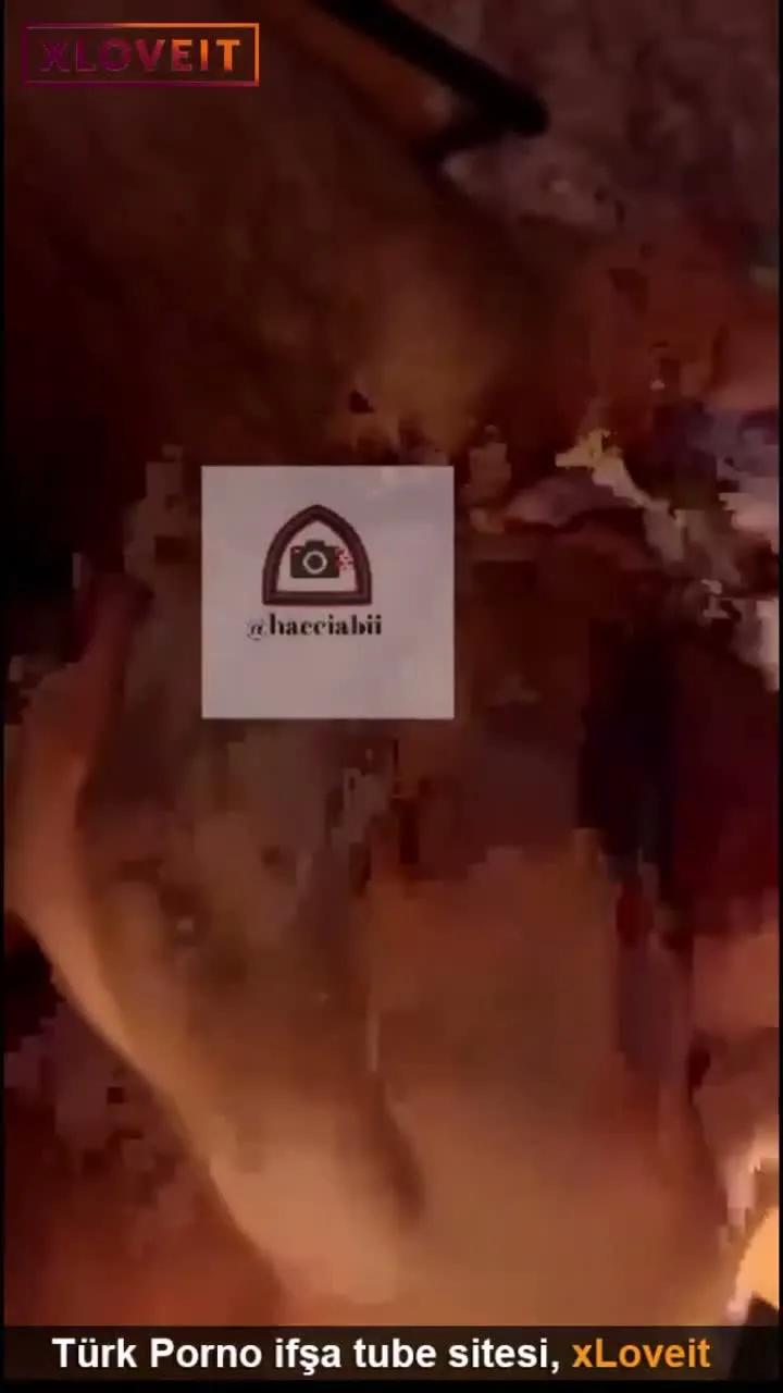 Tango Cat ifşa ayaklarıyla eliyle göğüslerine boşalttı — Amatör Porno